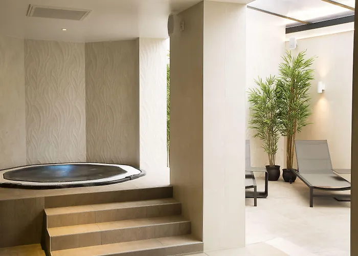 מלון & Oceania L'univers 4*